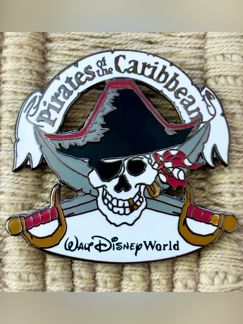 DISNEY 1999-2000 *Rare* Pirates of the Caribbean Skull & Crossed Swords Pin